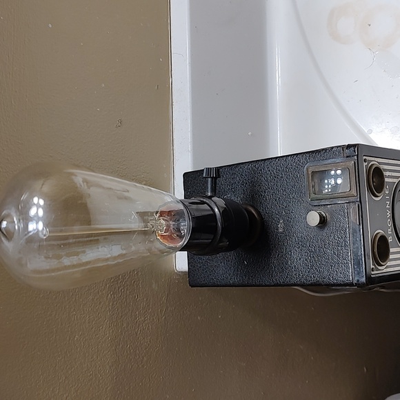A beautiful vintage Kodak Brownie camera turned into a lamp with an Edison bulb - Picture 3 of 8